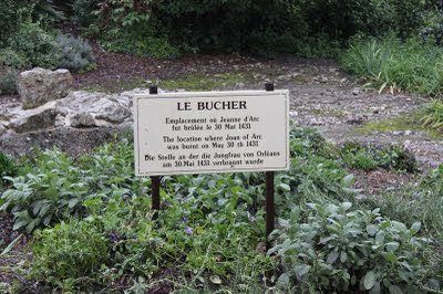A sign in French dedicating the burial site to Joan of Arc